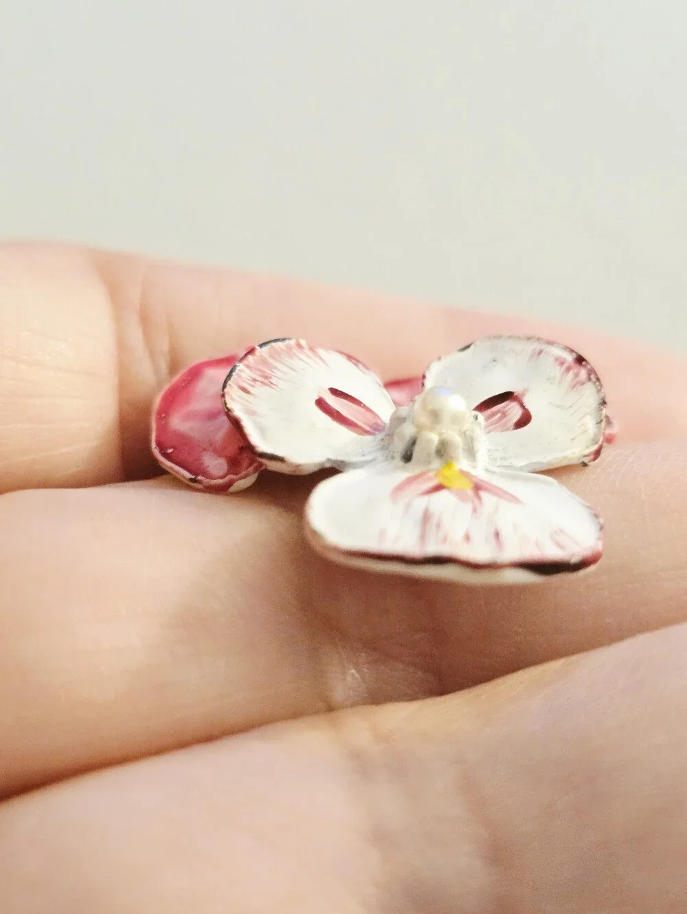 Vintage Victorian Revival Pansy 70s enamel Pink pin pearl center signed Gerrys
